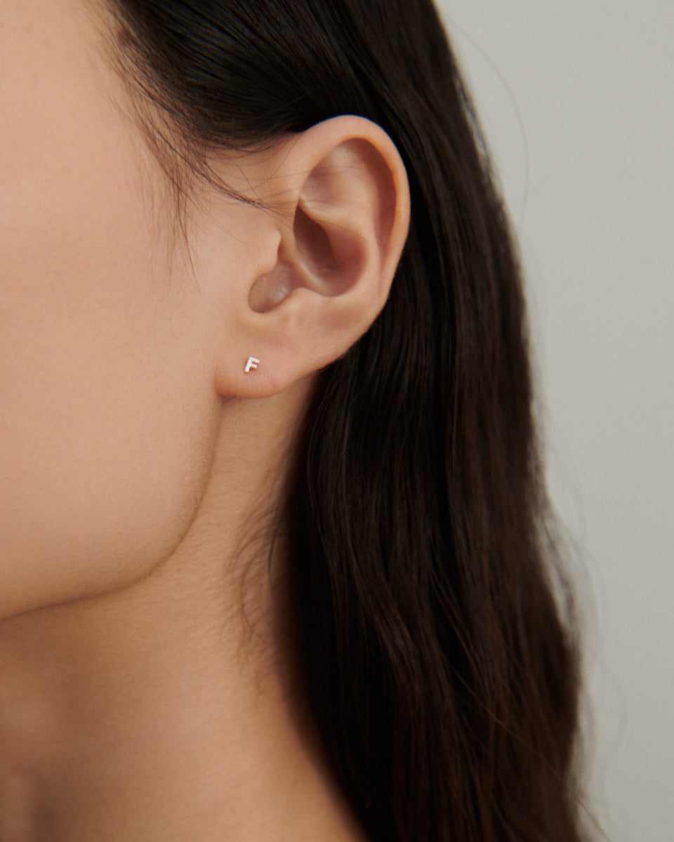 Sorelle ApS Sorelle letter earstick - Forgyldt Earring