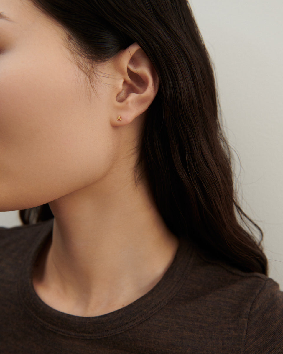 Sorelle ApS Sorelle letter earstick - Forgyldt Earring